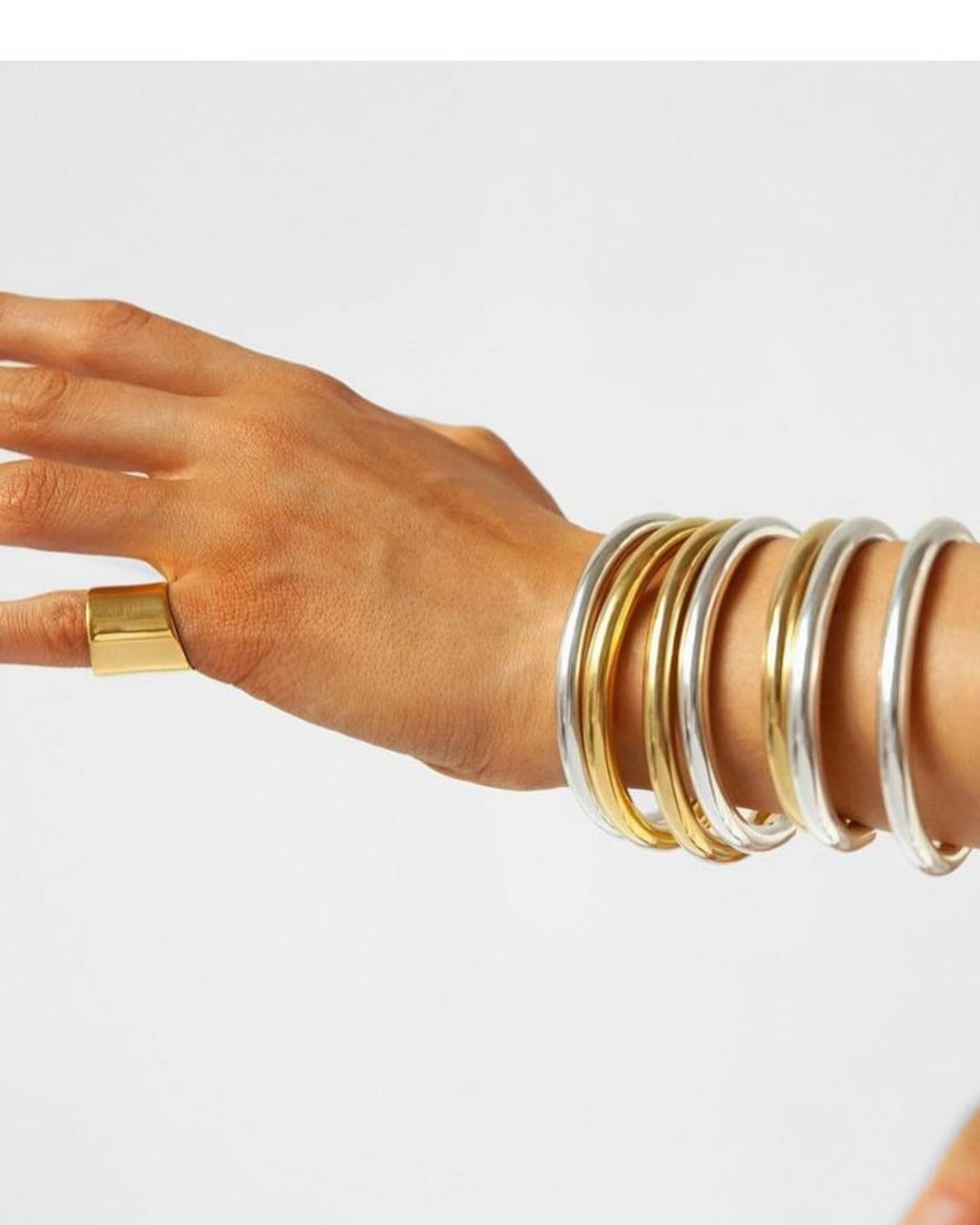 Трендові прикраси 2024: стиліст показала, на що повинна звернути увагу кожна дівчина